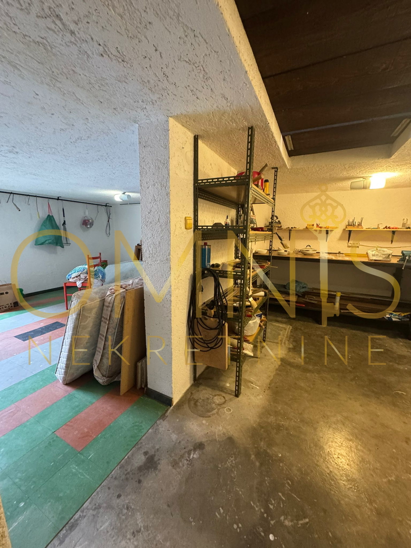 Juraši, Casa indipendente con tre appartamenti e due garage – ideale per famiglia o investimento