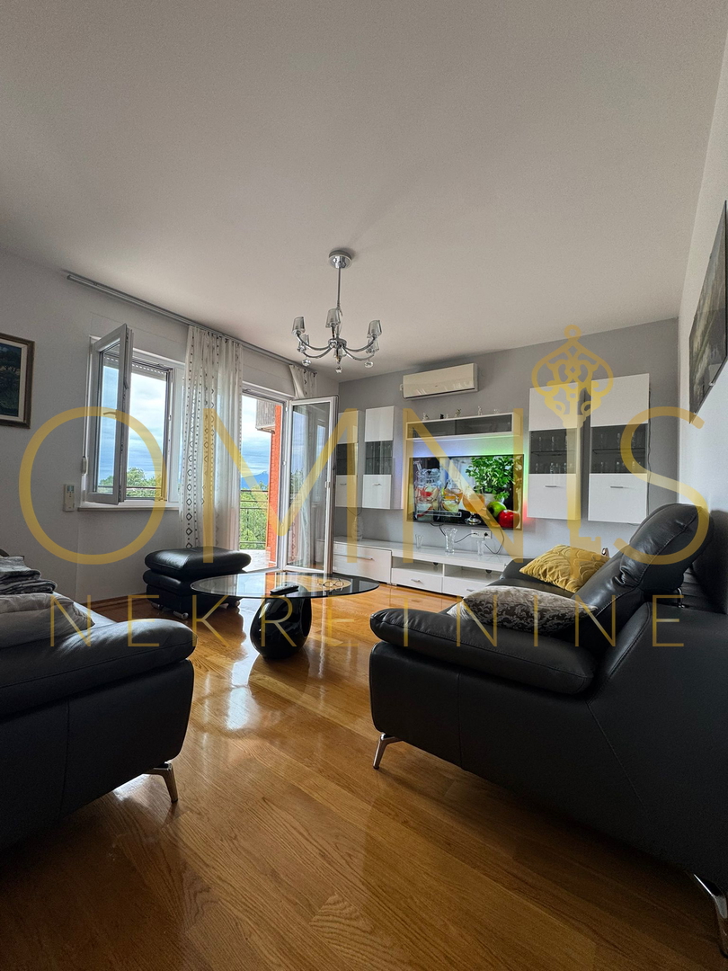 Juraši, Casa indipendente con tre appartamenti e due garage – ideale per famiglia o investimento