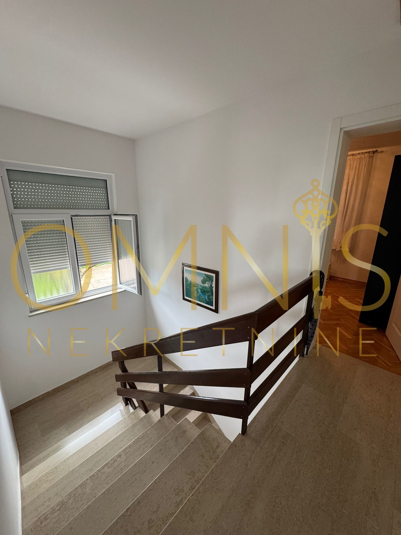 Juraši, Casa indipendente con tre appartamenti e due garage – ideale per famiglia o investimento