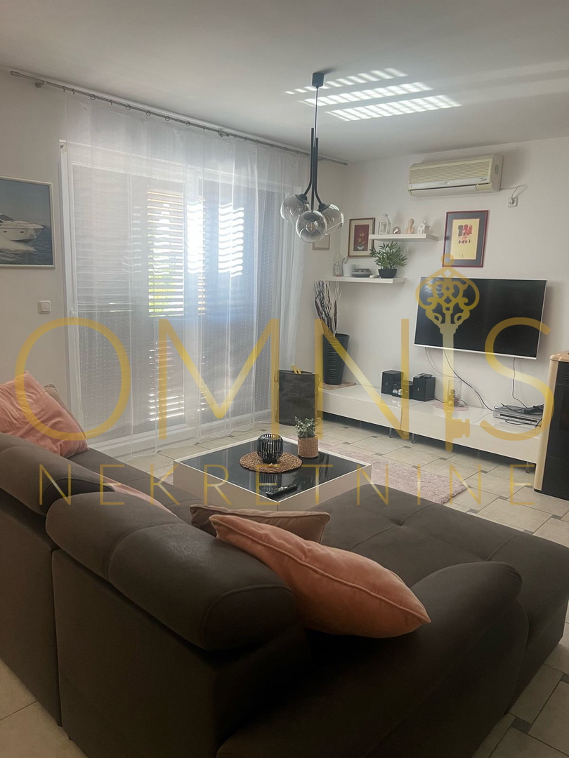 Appartamento con vista mare, terrazza, giardino – Pinezići, Krk