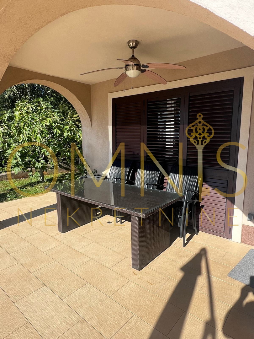 Appartamento con vista mare, terrazza, giardino – Pinezići, Krk