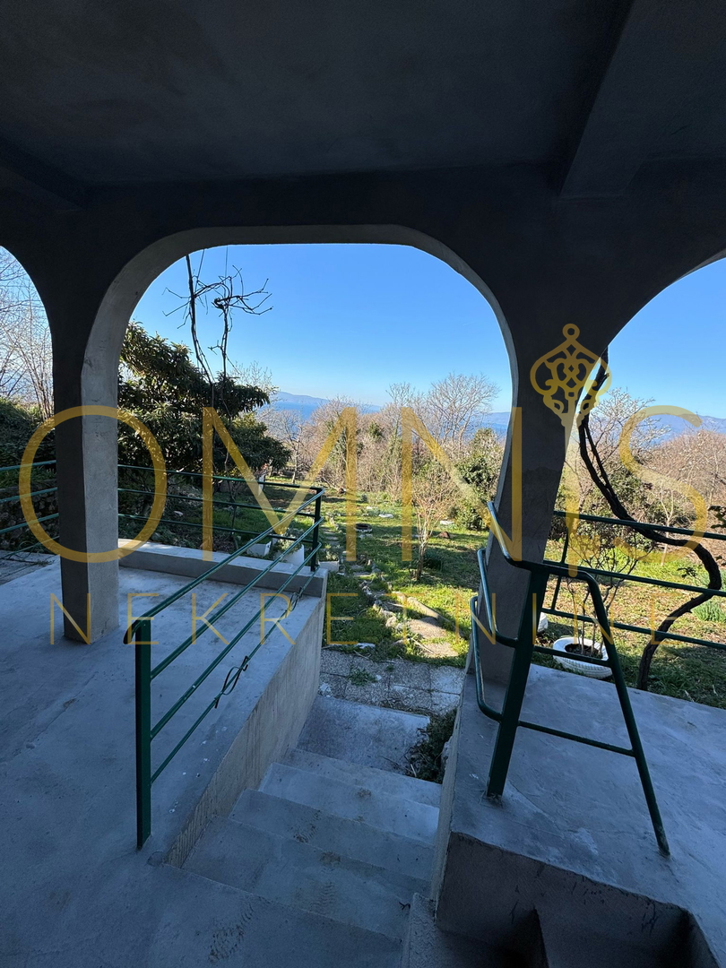 OPPORTUNITÀ RARA – VILLA INDIPENDENTE CON VISTA MARE, KOSTRENA
