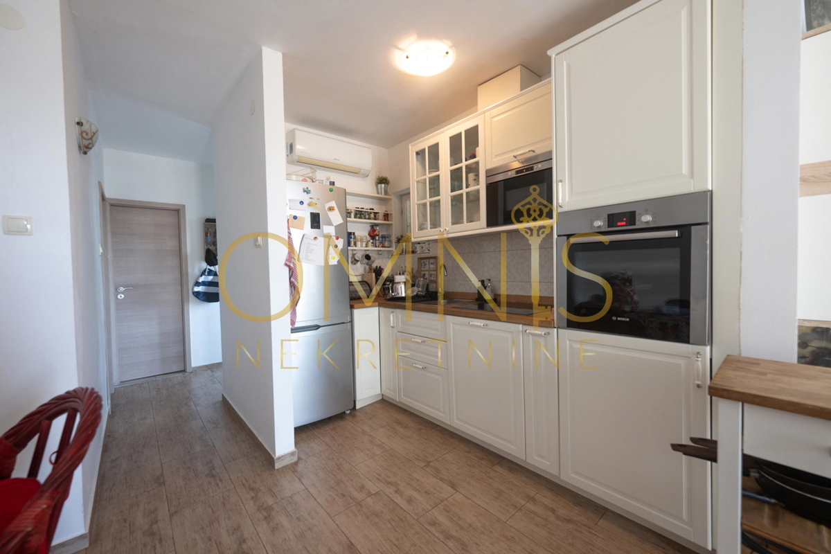 In vendita un appartamento modernamente arredato - Jadranovo