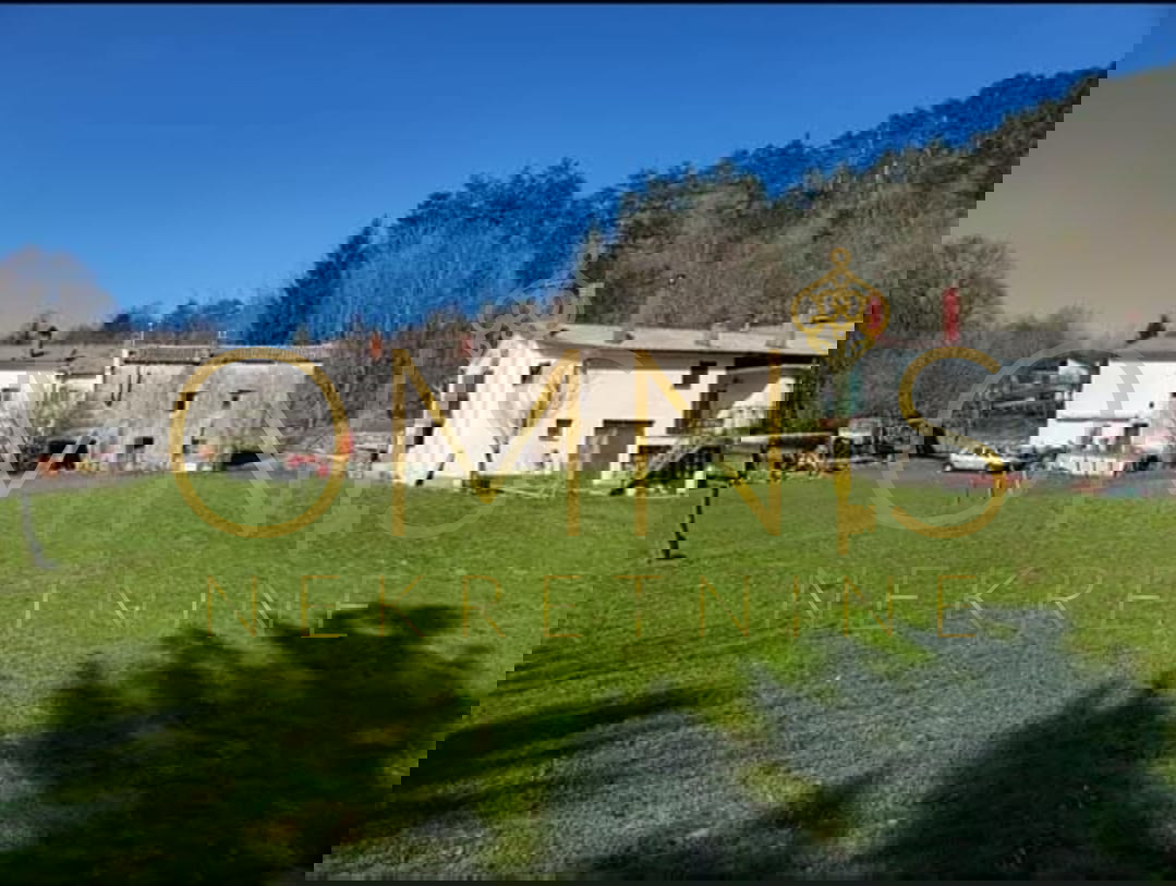 Klana, 1780 m2, vecchia costruzione da ristrutturare (100 m2) Vendita!