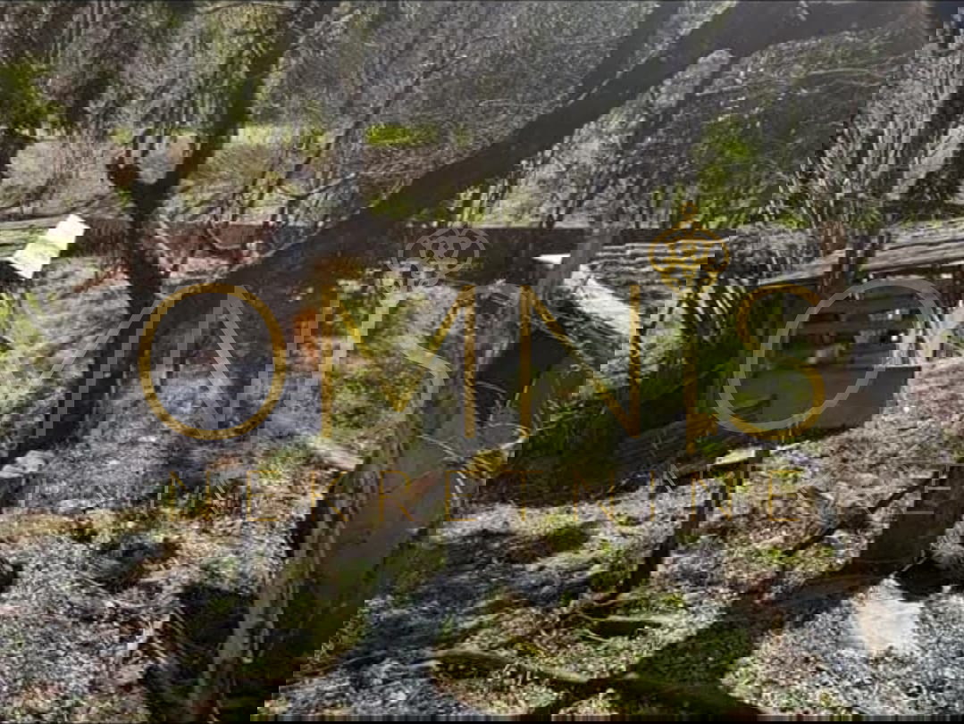 Klana, 1780 m2, vecchia costruzione da ristrutturare (100 m2) Vendita!