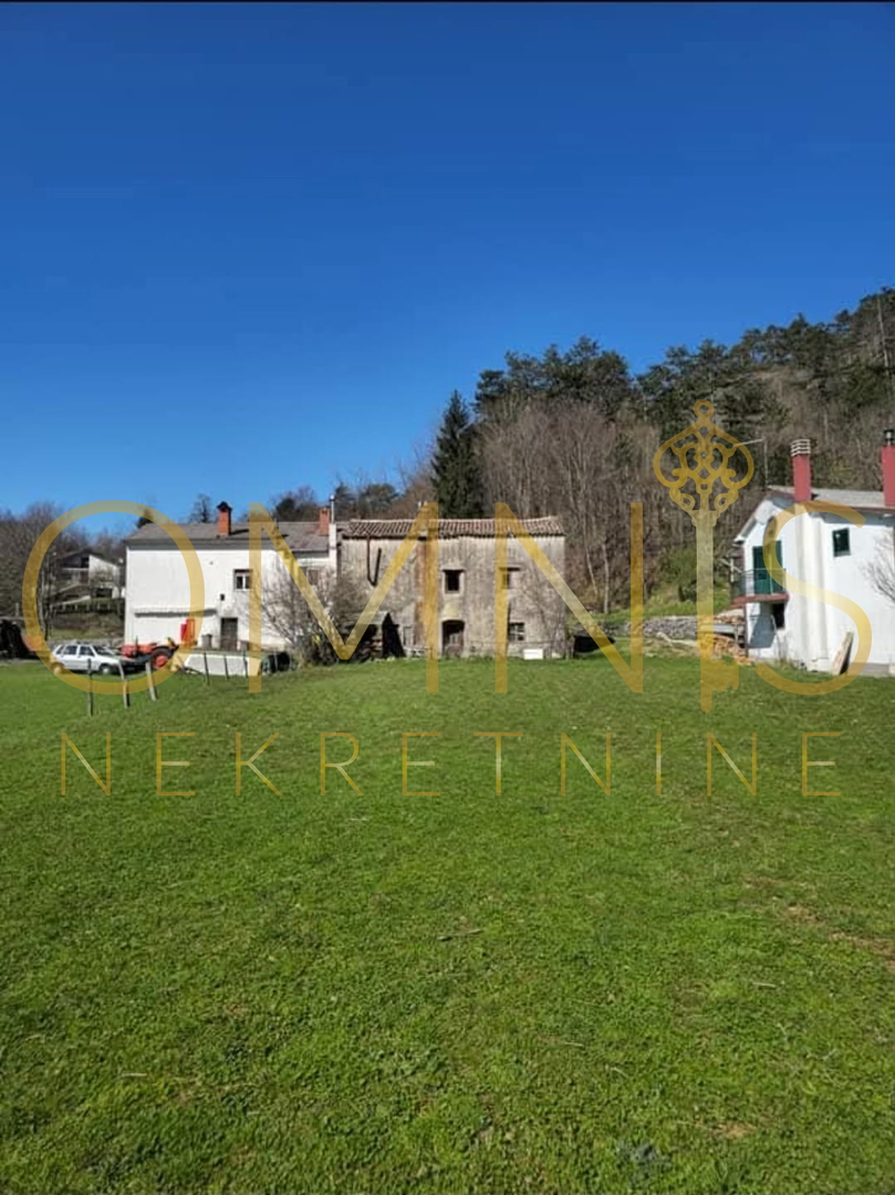 Klana, 1780 m2, vecchia costruzione da ristrutturare (100 m2) Vendita!