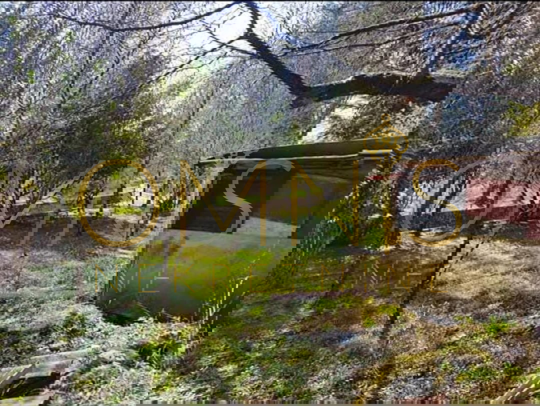 Klana, 1780 m2, vecchia costruzione da ristrutturare (100 m2) Vendita!