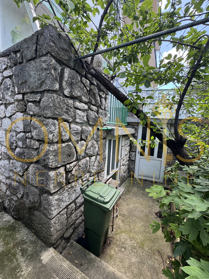 CRIKVENICA – Appartamento con terrazza, giardino e due cantine, a soli 50 m dal mare