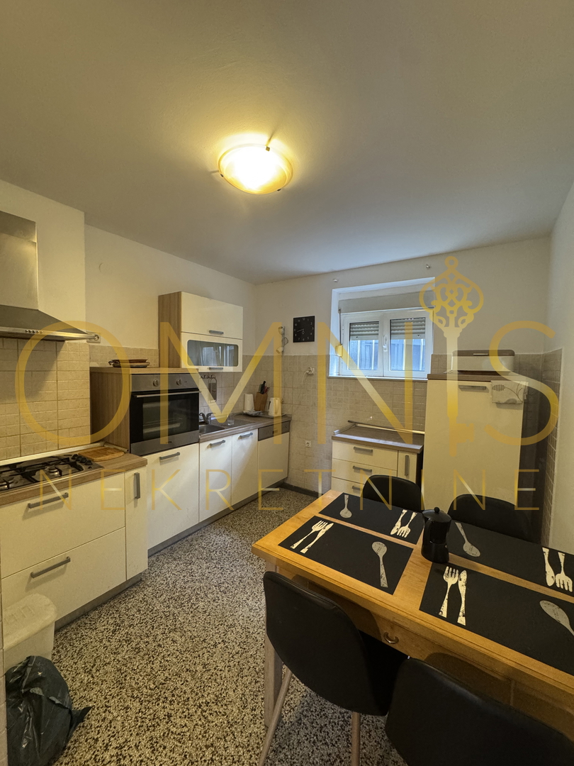 CRIKVENICA – Appartamento con terrazza, giardino e due cantine, a soli 50 m dal mare