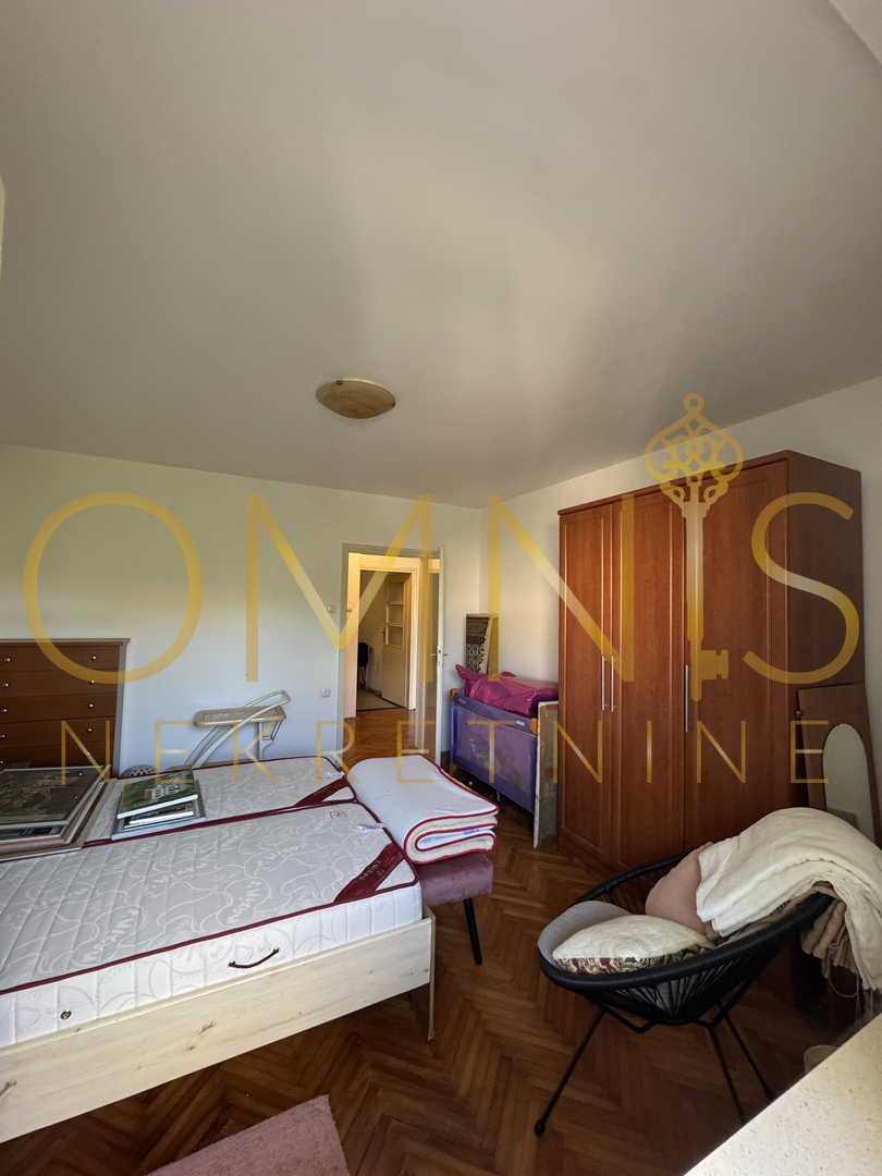 CRIKVENICA – Appartamento con terrazza, giardino e due cantine, a soli 50 m dal mare