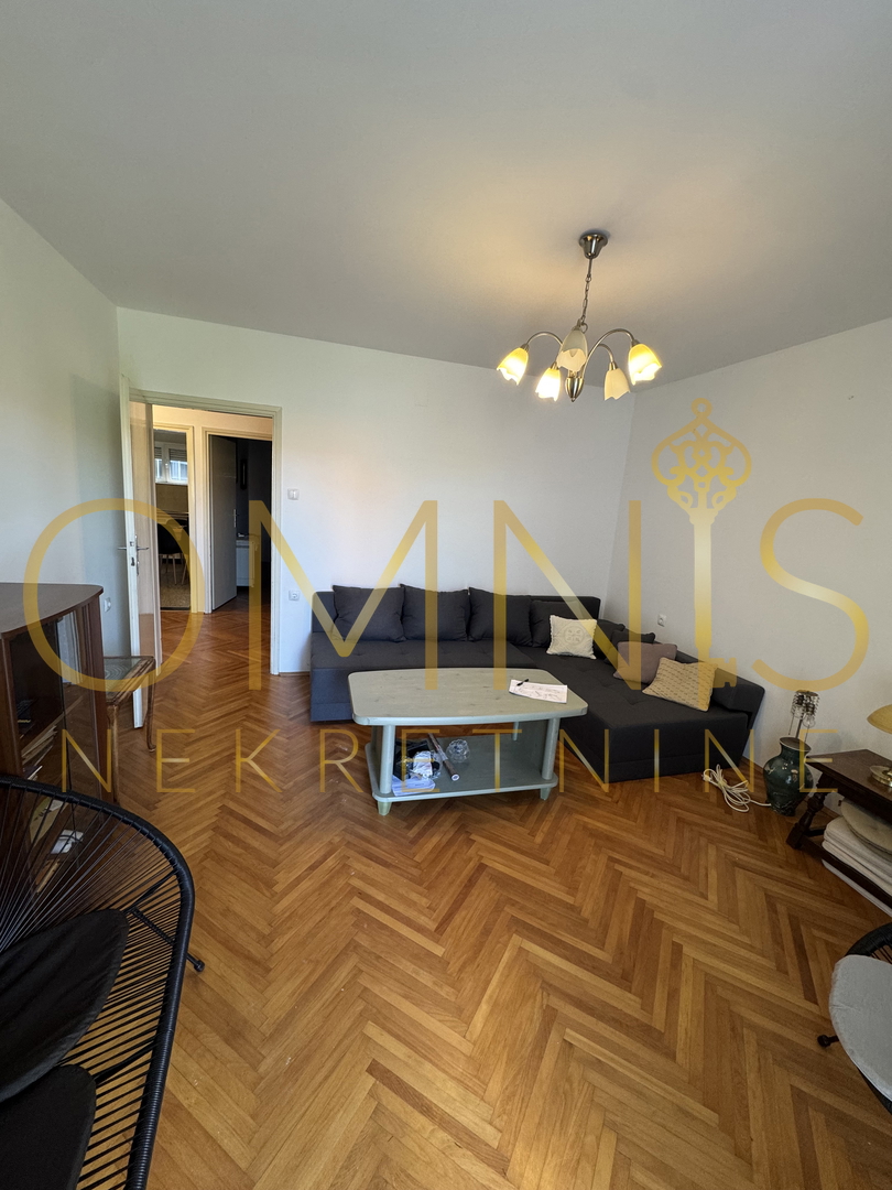 CRIKVENICA – Appartamento con terrazza, giardino e due cantine, a soli 50 m dal mare