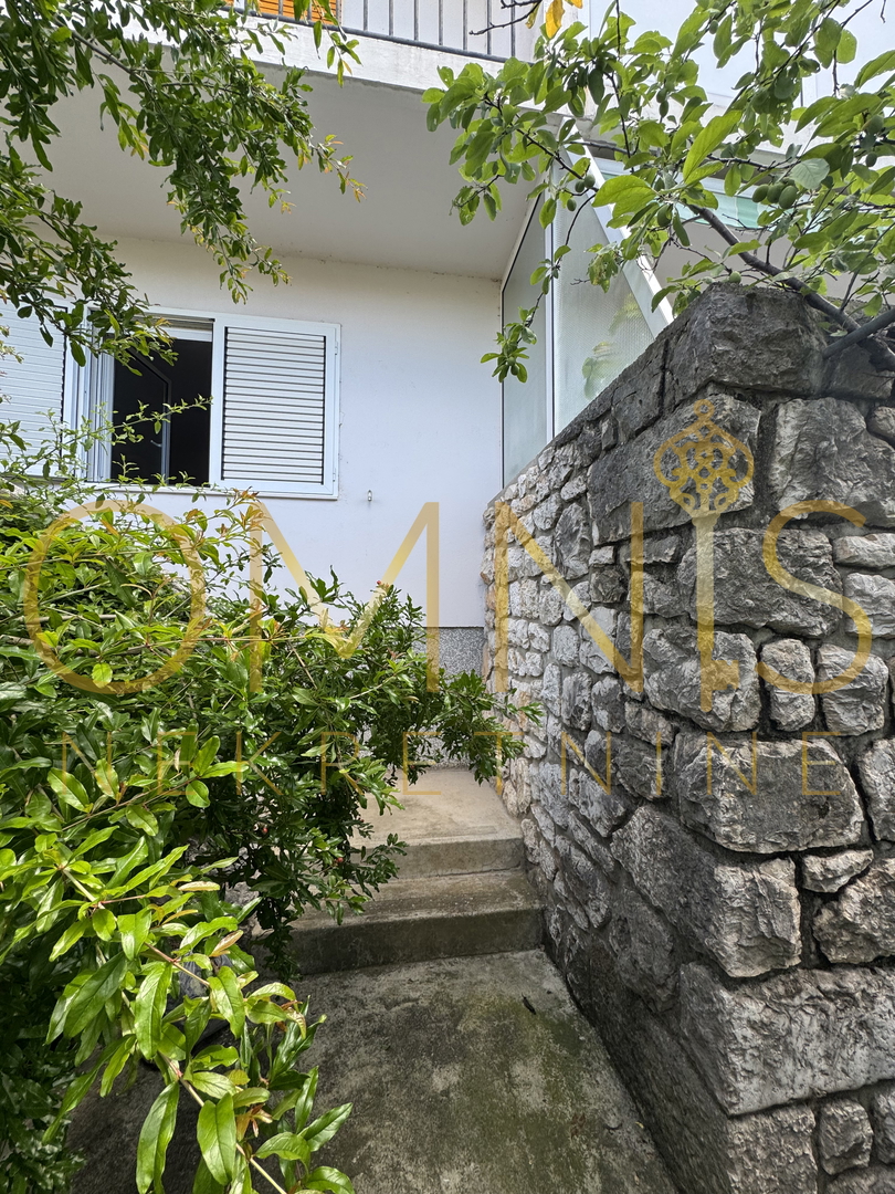 CRIKVENICA – Appartamento con terrazza, giardino e due cantine, a soli 50 m dal mare