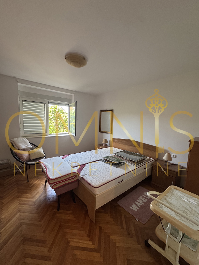 CRIKVENICA – Appartamento con terrazza, giardino e due cantine, a soli 50 m dal mare