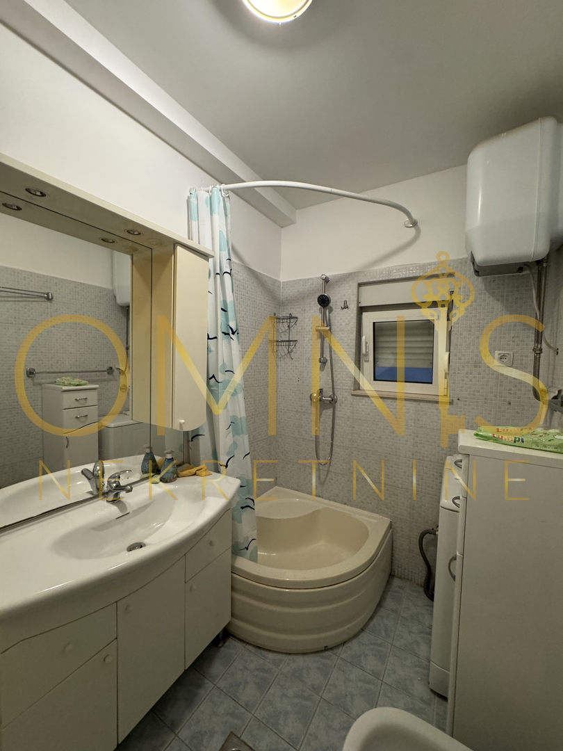 CRIKVENICA – Appartamento con terrazza, giardino e due cantine, a soli 50 m dal mare