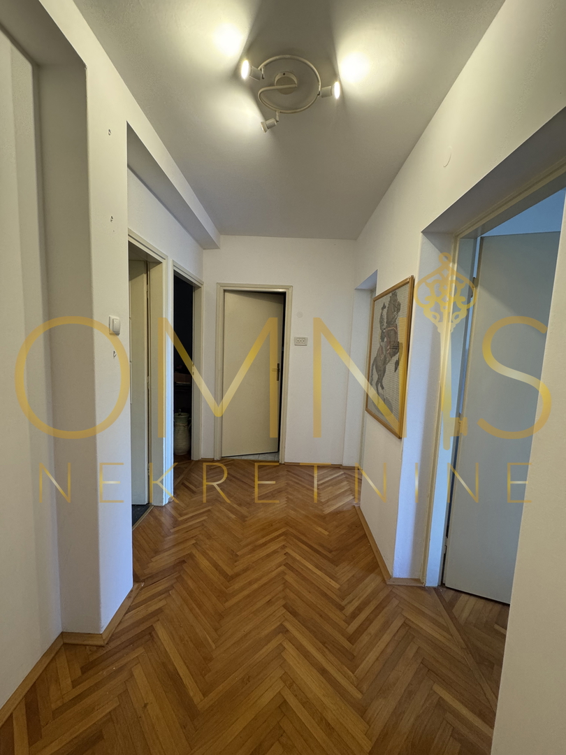 CRIKVENICA – Appartamento con terrazza, giardino e due cantine, a soli 50 m dal mare