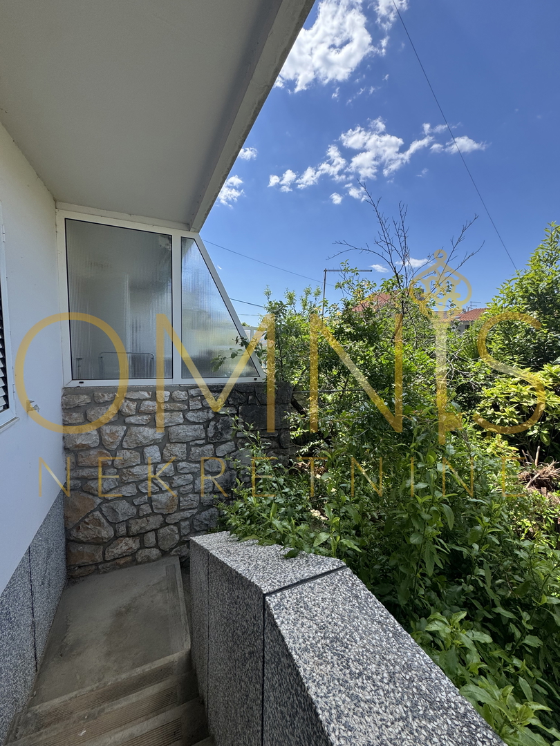 CRIKVENICA – Appartamento con terrazza, giardino e due cantine, a soli 50 m dal mare