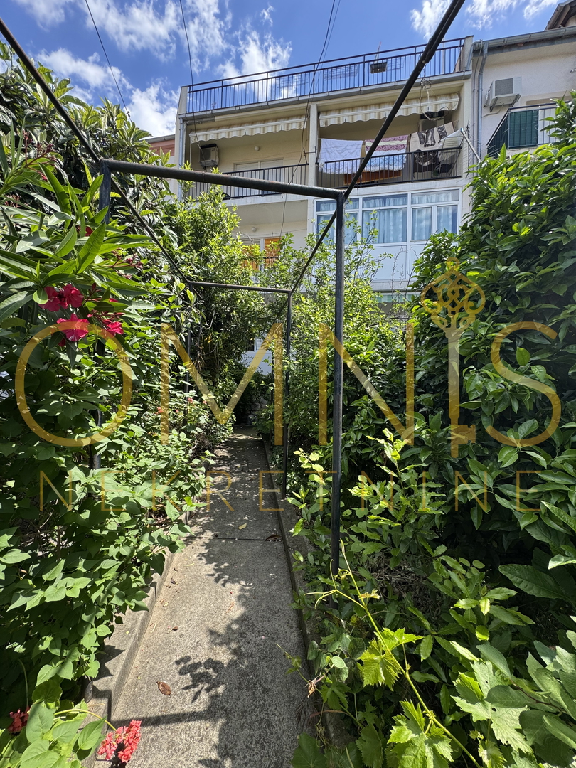 CRIKVENICA – Appartamento con terrazza, giardino e due cantine, a soli 50 m dal mare