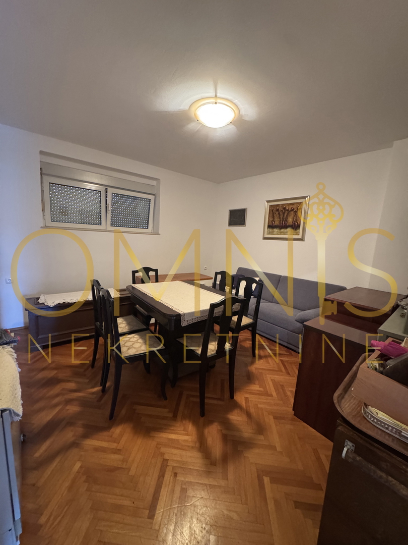 CRIKVENICA – Appartamento con terrazza, giardino e due cantine, a soli 50 m dal mare