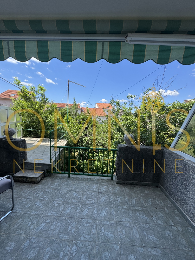 CRIKVENICA – Appartamento con terrazza, giardino e due cantine, a soli 50 m dal mare