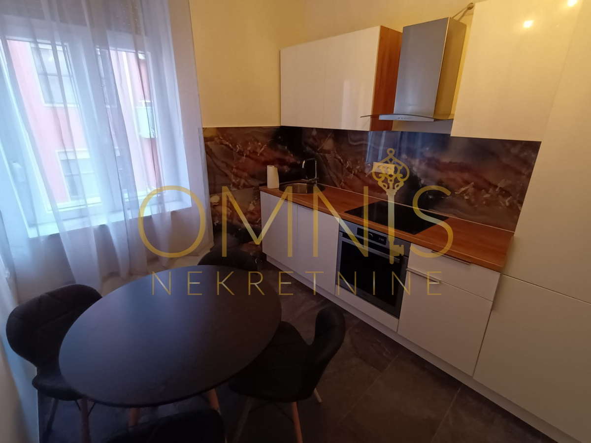 RIJEKA – CENTRO, Appartamento ristrutturato 4 locali + soggiorno con balcone ampio, 98 m²