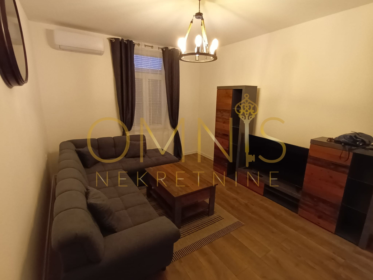 RIJEKA – CENTRO, Appartamento ristrutturato 4 locali + soggiorno con balcone ampio, 98 m²