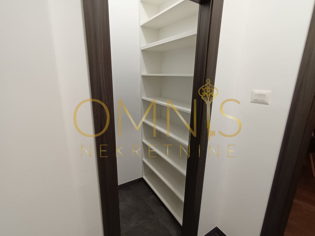 RIJEKA – CENTRO, Appartamento ristrutturato 4 locali + soggiorno con balcone ampio, 98 m²