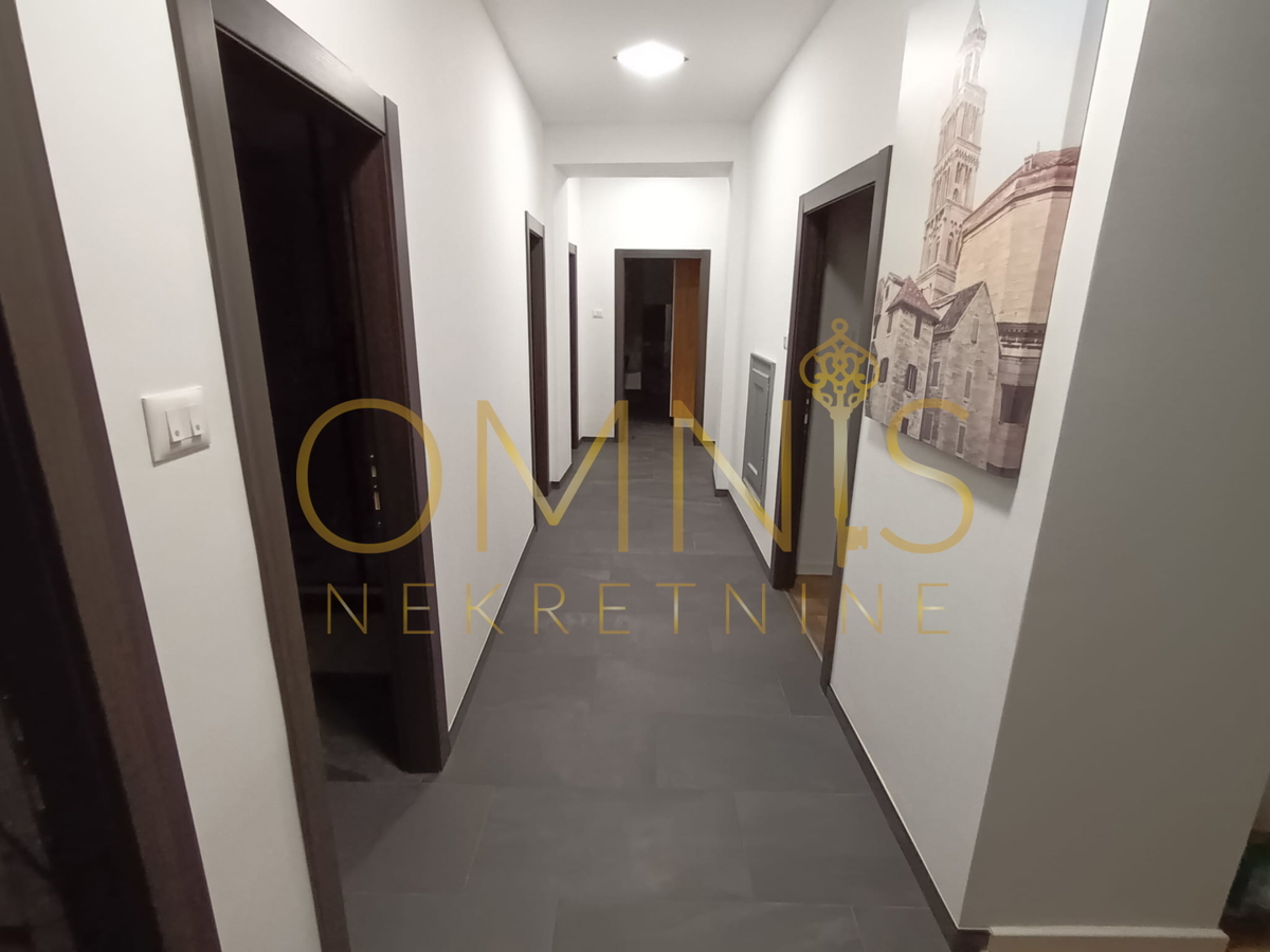 RIJEKA – CENTRO, Appartamento ristrutturato 4 locali + soggiorno con balcone ampio, 98 m²