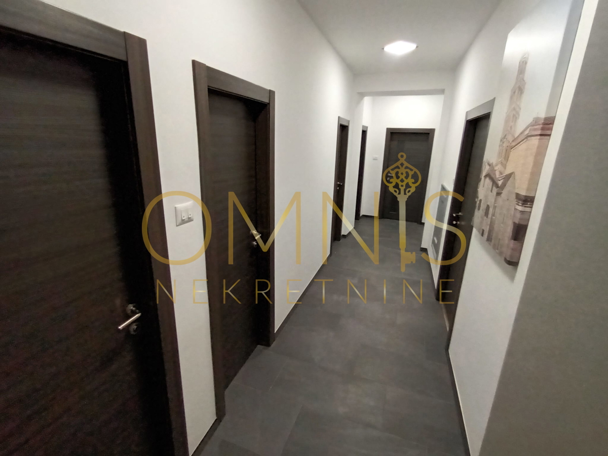 RIJEKA – CENTRO, Appartamento ristrutturato 4 locali + soggiorno con balcone ampio, 98 m²