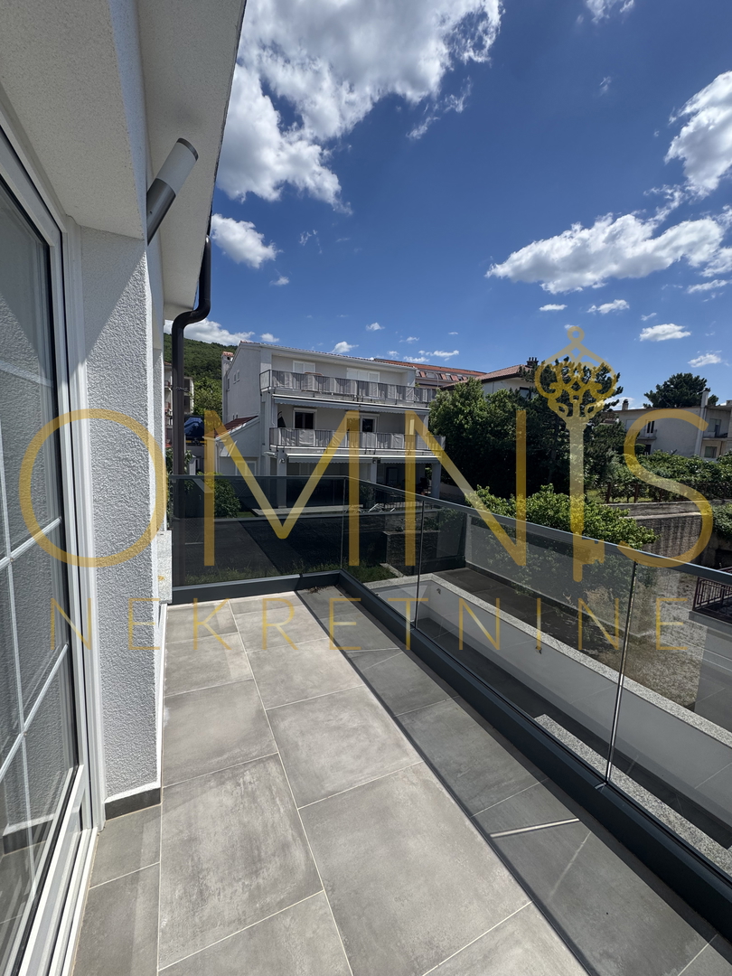 Appartamento con due terrazze e vista mare – Crikvenica