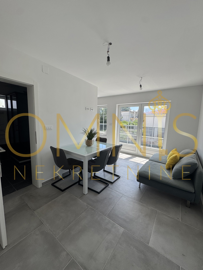 Appartamento con due terrazze e vista mare – Crikvenica