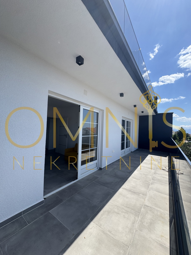 Appartamento con due terrazze e vista mare – Crikvenica