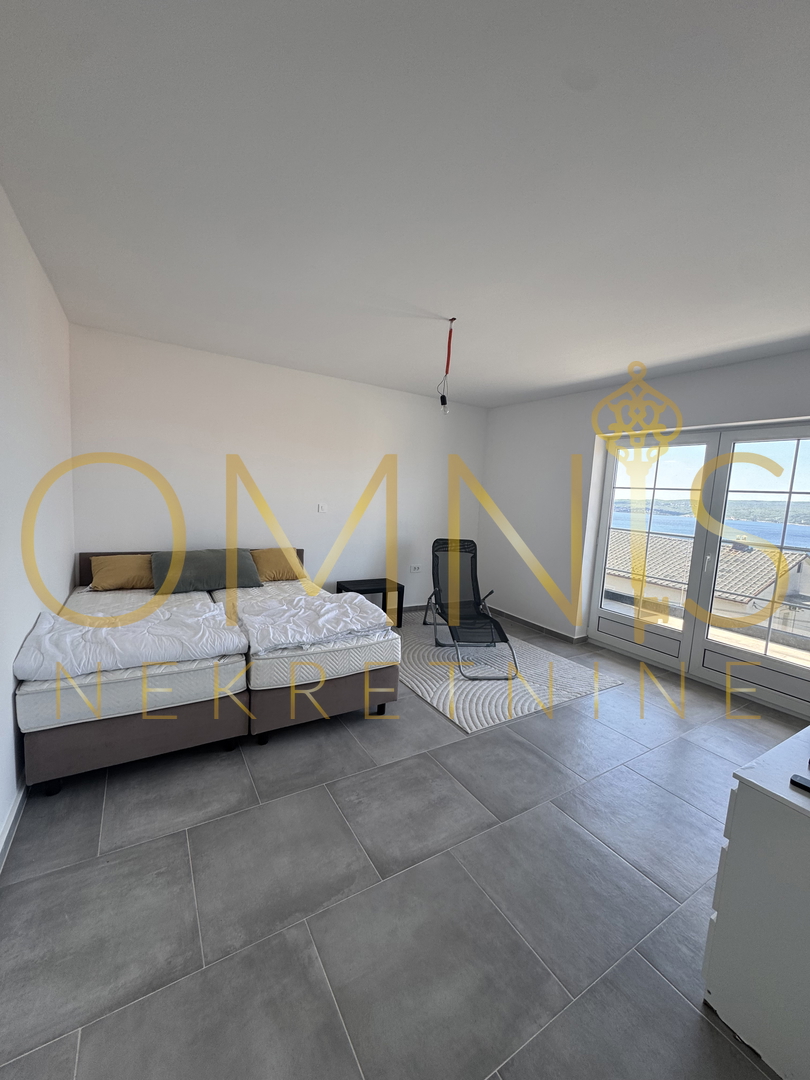 Appartamento con due terrazze e vista mare – Crikvenica