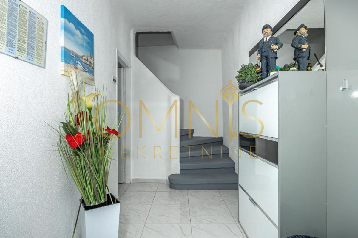 Casa ristrutturata con monolocale nel centro di Crikvenica