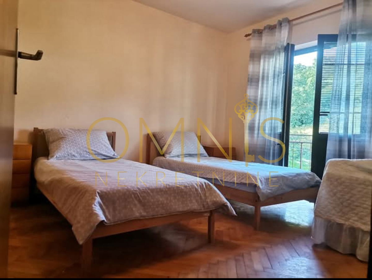 VIŠKOVO – Casa con due appartamenti, taverna e garage, ideale per famiglia o investimento