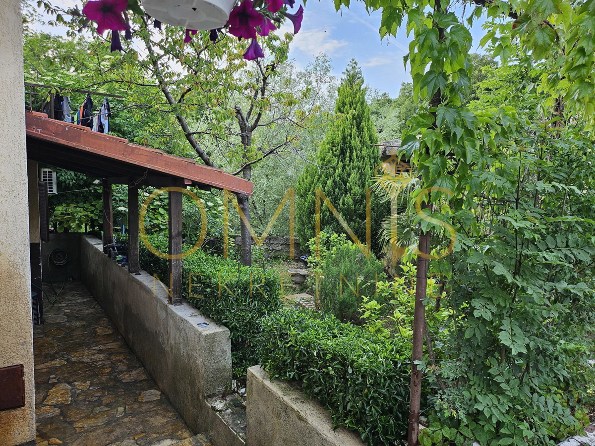 VIŠKOVO – Casa con due appartamenti, taverna e garage, ideale per famiglia o investimento