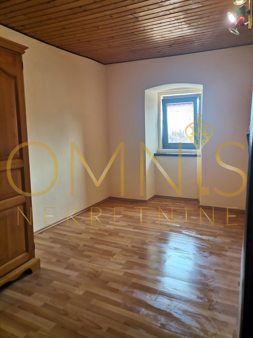 VIŠKOVO – Casa con due appartamenti, taverna e garage, ideale per famiglia o investimento