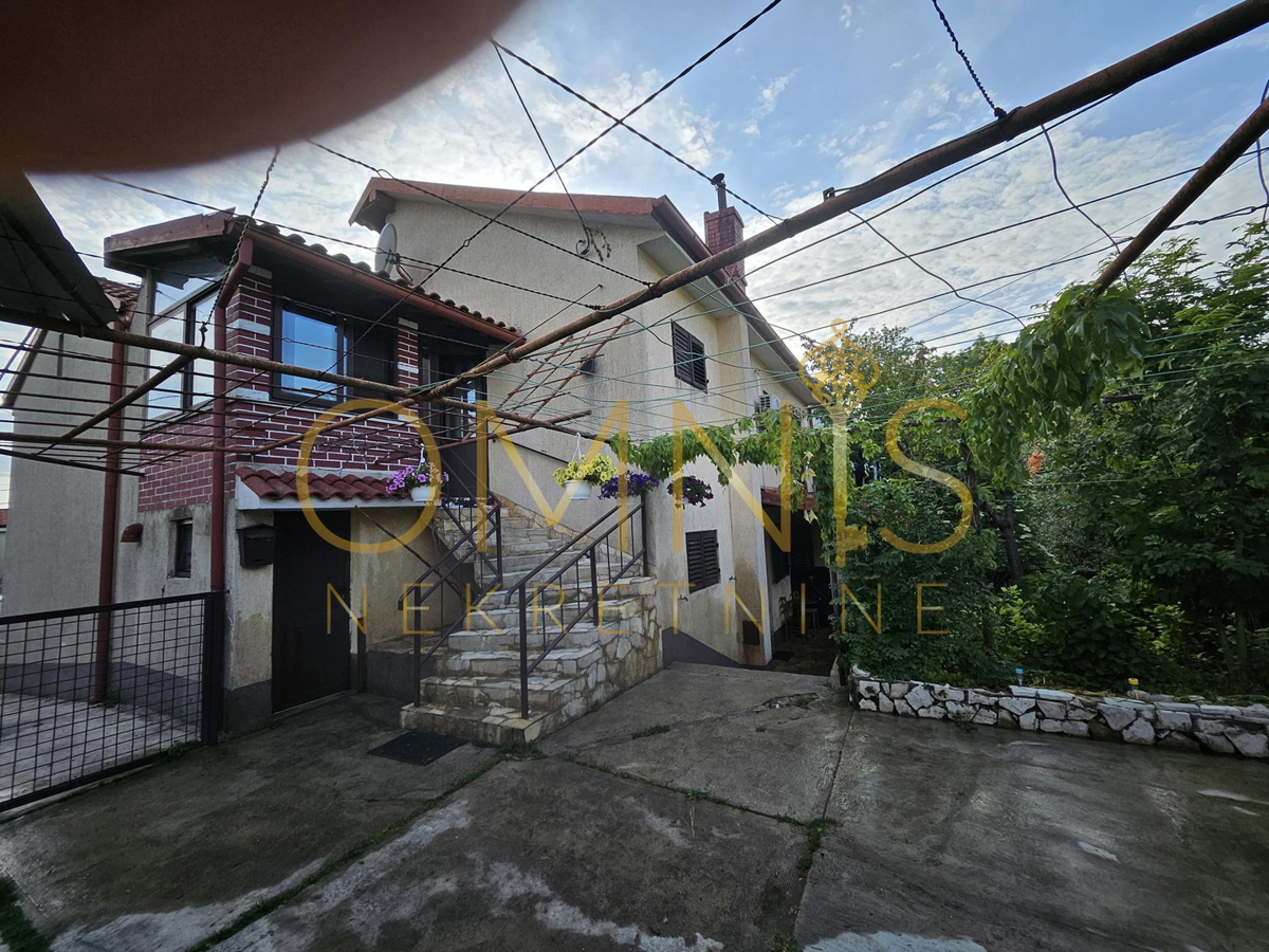 VIŠKOVO – Casa con due appartamenti, taverna e garage, ideale per famiglia o investimento