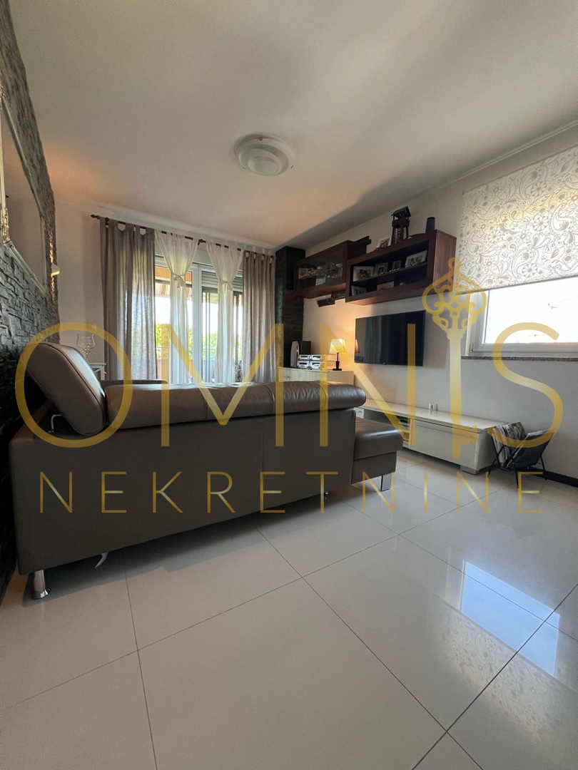 Viškovo – Mladenići | Appartamento confortevole 1S+DB con loggia, terrazza e ripostiglio