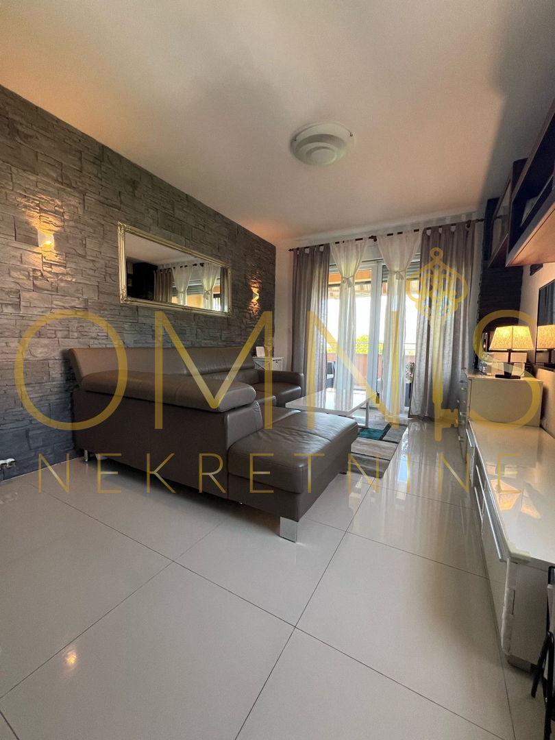 Viškovo – Mladenići | Appartamento confortevole 1S+DB con loggia, terrazza e ripostiglio