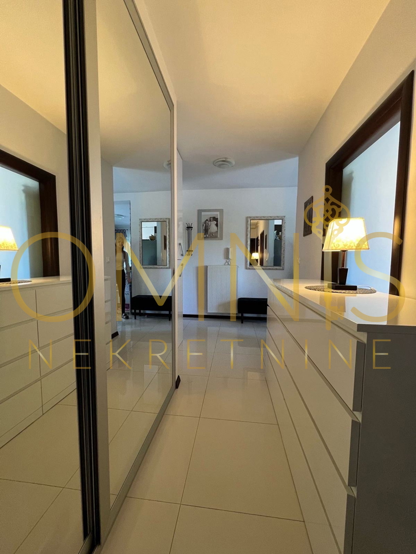Viškovo – Mladenići | Appartamento confortevole 1S+DB con loggia, terrazza e ripostiglio