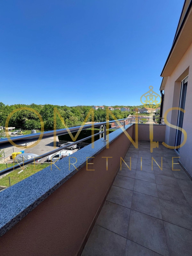 Viškovo – Mladenići | Appartamento confortevole 1S+DB con loggia, terrazza e ripostiglio