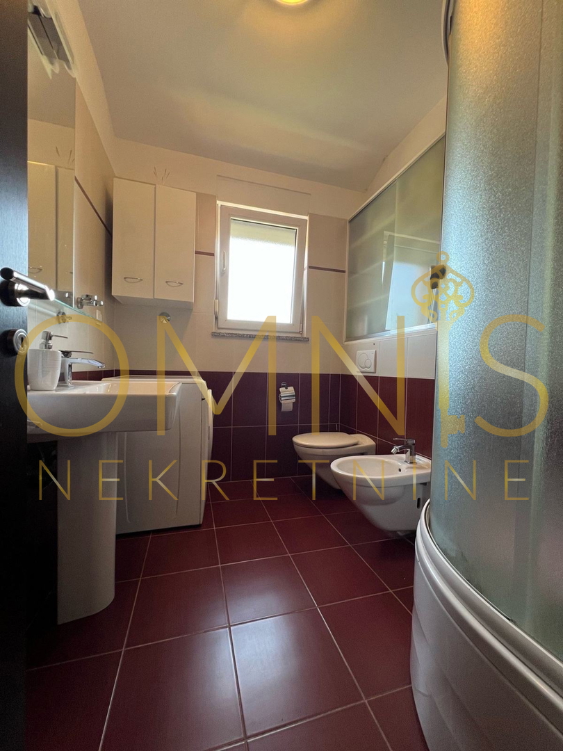 Viškovo – Mladenići | Appartamento confortevole 1S+DB con loggia, terrazza e ripostiglio