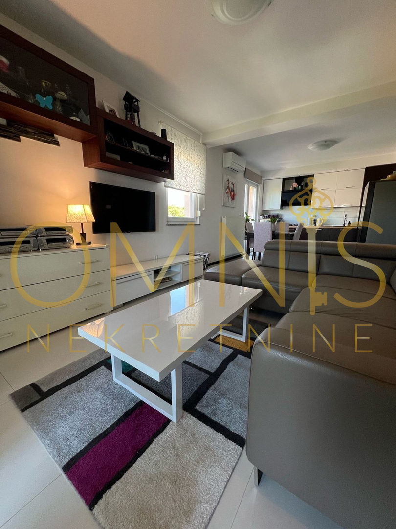 Viškovo – Mladenići | Appartamento confortevole 1S+DB con loggia, terrazza e ripostiglio