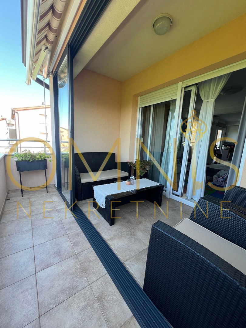 Viškovo – Mladenići | Appartamento confortevole 1S+DB con loggia, terrazza e ripostiglio
