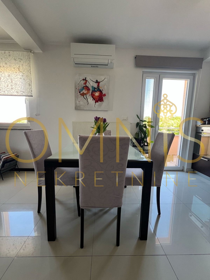 Viškovo – Mladenići | Appartamento confortevole 1S+DB con loggia, terrazza e ripostiglio