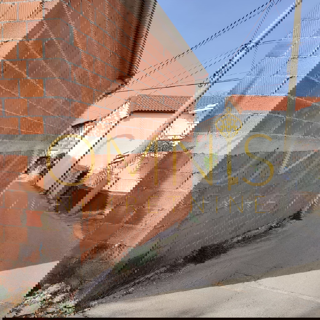 In vendita casa allo stato grezzo a Jadranovo, 98 m², con terreno – vicino al mare