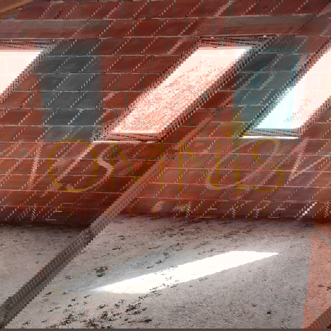 In vendita casa allo stato grezzo a Jadranovo, 98 m², con terreno – vicino al mare