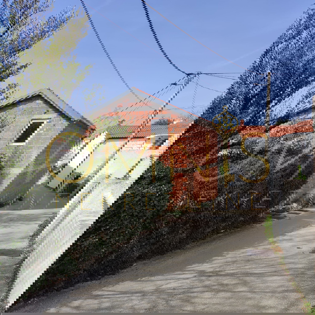 In vendita casa allo stato grezzo a Jadranovo, 98 m², con terreno – vicino al mare