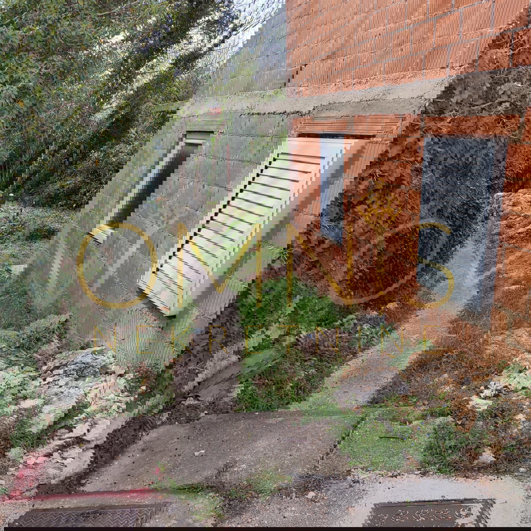 In vendita casa allo stato grezzo a Jadranovo, 98 m², con terreno – vicino al mare