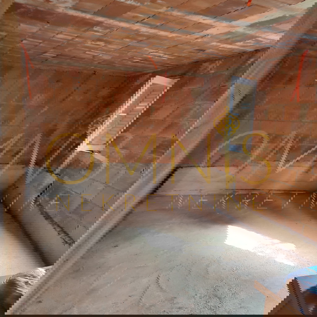 In vendita casa allo stato grezzo a Jadranovo, 98 m², con terreno – vicino al mare